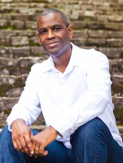  Olá, meu nome é Moises de Campos Maciel. Aos 12 anos iniciei o caminho que definiria toda minha tragetória de vida; talvez influenciados pela minha irmã Ester, ou talvez pela noção da época na qual, quem sabia tocar esse instrumento era visto com bons olhos, ou ainda influenciados pela igreja e a noção de servir, meus pais decidiram que eu deveria estudar piano. Inicialmente isso não significou muito para mim; sim, eu ia as aulas, pois meus pais estavam pagando (e eu não poderia faltar de nenhuma maneira); sim, eu estudava, ainda que muito pouco (só na tarde anterior a aula, o pior é que a professora sempre elogiava minha probre performance) e sim, eu progredia, ainda que lentamente (a música nunca ofereceu grandes dificuldades e uma criança tem o processo de aprendizado bem ágil). Quando fiz 16 anos comecei gradativamente a tocar na igreja, mão trêmula, corpo tenso e nervoso, espírito amedrontado, esse é o começo de todo artista, não estranhe se sua primeira apresentação for um vexame, não se assuste se você tocar ou cantar mais rápido que todo mundo ou se no meio você travar e se esquecer de algo que você praticou mais de 100 vezes, é assim com todo mundo! Me lembro até hoje de uma apresetação com o Grupo Renascer da IASD Penha, foram incontáveis as vezes que eu dei a introdução na hora errada! O que nos faz progredir não são apenas os sucessos e vitórias, mas como lidamos e aproveitamos até os erros e derrotas, eles também nos ajudam a chegar onde queremos chegar! Nesse momento a música já fazia parte da minha vida, ela já tinha entrado e tomado um bom espaço, mas eu não a percebia, não a valorizava e não a reconhecia como algo importante. Tudo começou a mudar quando fiz 17 anos, minha irmã Ester, formada em Piano Erudito, que por tantos tocava, cantava e ensinava e que de forma silenciosa me influenciava e instruía, nos deixou sucumbida pela doença de câncer. Sem eu mesmo saber, uma semente que foi plantada por ela anos atrás começou a florecer. Agora a Igreja e o Grupo Vocal que ela ensaiava precisavam de mim, e mesmo não me sentido preparado a altura, assumi esses desafios, e foram eles que regaram e fizeram crescer a semente do amor a música. No conservatório onde estudava, as peças e exercícios musicais começavam a chegar num nível extremamente difícil, que me faziam ter que estudar diariamente o piano, e passado um ano, minha professora de piano, que tinha sido a mesma professora da Ester, começava a introduzir os grandes clássicos no repertório. Estas peças não soavam estranhas aos meus ouvidos, pois tinha ouvido minha irmã praticá-las de maneira incessante e persistente; essas peças me conduziam a outra dimensão, a uma profunda instrospecção e elas me traziam uma carga de emoção e fruição que não encontrava em nenhum outro lugar. Fui fisgado e aprisionado pelo prazer de tocar piano, fui apanhado na armadilha sagaz de estudar uma peça centena de vezes sem se cansar disso. Os grandes mestres Bach, Beethoven e Chopin me infectaram com suas loucas harmonias e melodias; os virtuoses Czern, Moskowisk e Hanon me encheram da vontade de repetição até a perfeição! Desde os 18 anos nunca mais fui o mesmo, como se um virús entrasse na corrente sanguínea e mudasse valores, maneira de pensar, maneira de ouvir e se emocionar. A música (principalmente a erudita) finalmente fazia mais um cativo, criava mais um zumbi apaixonado pelas suas complexidades e grandesas artísticas. Foram seis anos de desenvolvimento patológico, seis anos em que esse vírus permaneceu dormente aguardando o momento ideal para atacar, seis anos para se construir a mudança, o terreno apropriado para que a semente pudesse crescer e tomar seu caminho inflexível. Por isso, se você quer tocar um instrumento ou aprender a cantar, dê tempo ao tempo, o processo é lento mas duradouro, a persistência é fundamental e a insistência é o alicerce. Se você é pai e quer que seu filho aprenda a tocar um instrumento (algo que é essencial no processo de formação de uma pessoa, como já compravado por diversas pesquisas), você precisa saber que talvez ele só desperte depois de 6 anos de estudo. Os frutos demoram para aparecer na música, mas eles vem, regados a muitas horas de estudo e esforço e quando eles chegam, elevam a pessoa que os recebe a uma altura que só aqueles que a alcançam podem dimensionar. A partir daí, me tornei o que sou hoje, Maestro, Regente, Compositor, Pianista, Arranjador, Produtor Musical, Cantor. Esse caminho me formou em Piano Erudito e Popular e mais tarde na UNESP (Universidade do Estado de São Paulo) recebi o título de Bacharel em Composição e Regência. Desde então encontrei meu propósito e sigo nele compondo, arranjando, regendo, ensinando, gravando, cantando, enfim, criando música, música que toca a alma, que muda o coração. Minha história vai muito além desta pequena introdução, você poderá conhecer parte dela neste site, nos trabalhos que produzi e participei, mas minha história está apenas começando, pois ainda me sinto aquele jovem procurando, buscando, tentando alcançar a perfeição, arriscando executar de maneira única, intentando produzir o som perfeito, e ainda me sinto avassalado, oprimido e escravizado por isso que eu e você chamamos de MÚSICA!